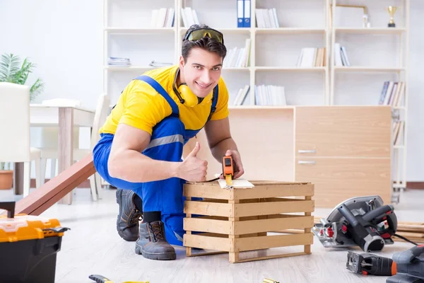 Carpintero reparador que trabaja con tablón de madera y medidor — Foto de Stock