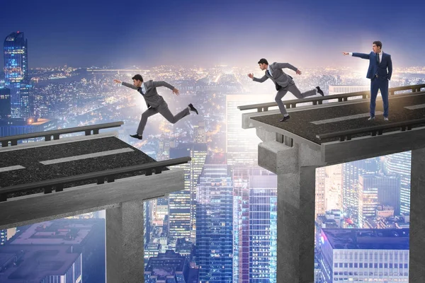 Patron işadamı ekibe yanlış talimat veriyor.