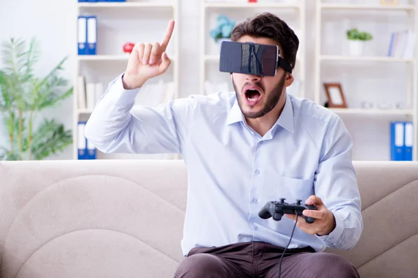 Student gamer spelen games thuis — Stockfoto