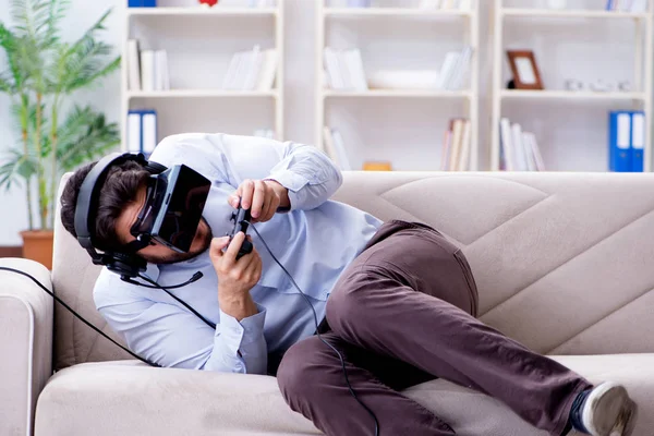 Estudiante gamer jugando juegos en casa —  Fotos de Stock