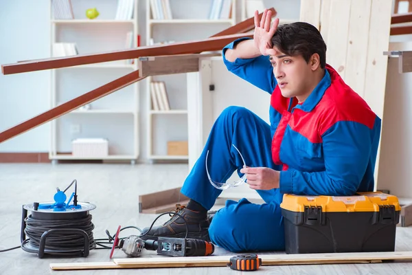 Genç marangoz kendini kötü hissetmekten yoruldu.