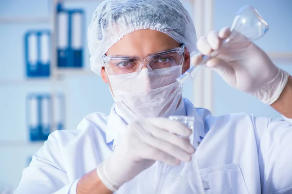 Investigadora científica que realiza un experimento en un labora — Foto de Stock