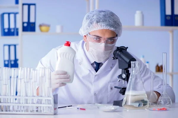 Hombre en el laboratorio probando nuevo detergente de solución de limpieza — Foto de Stock