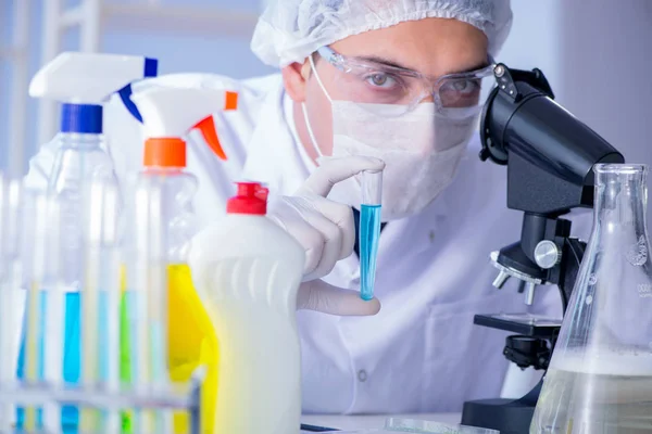 Man i labbet testa nya rengöringsmedel — Stockfoto