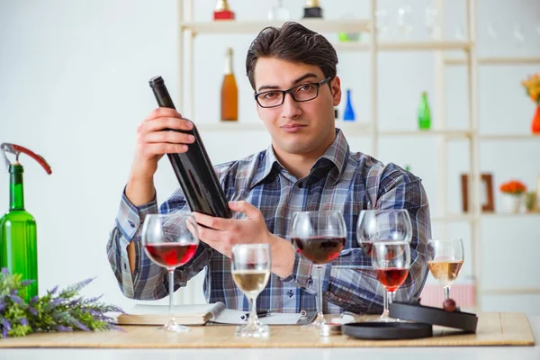 Profesionální sommelier ochutnávka červeného vína — Stock fotografie