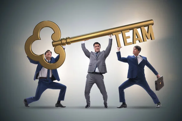 Geschäftsleute mit riesigem Schlüssel im Teamkonzept — Stockfoto
