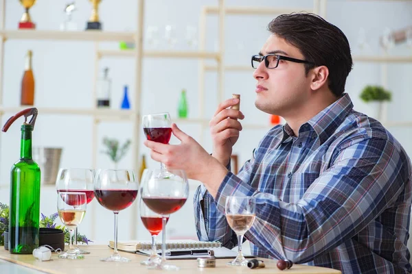 Profesyonel şarap garsonu kırmızı şarap tadıyor.