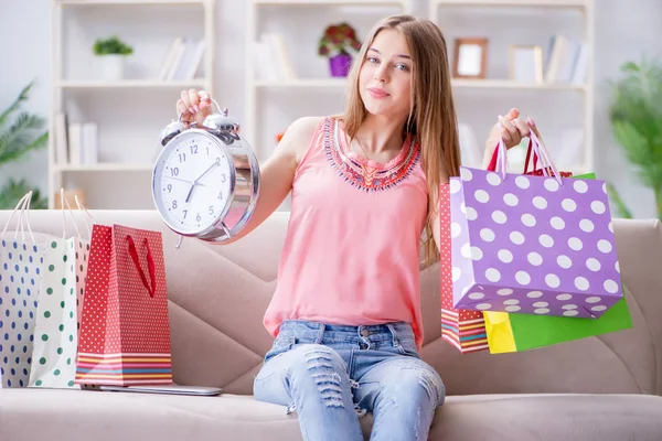 Jonge vrouw met boodschappentassen binnen op de bank — Stockfoto