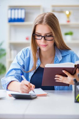 Evde sınava hazırlanan genç kız öğrenci.