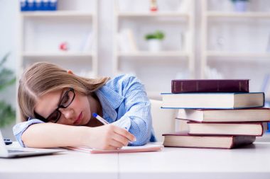 Evde sınava hazırlanan genç kız öğrenci.