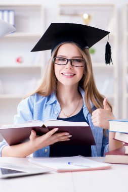 Evde sınava hazırlanan genç kız öğrenci.