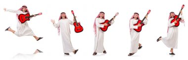 Arap adam beyaz izole gitar çalmak