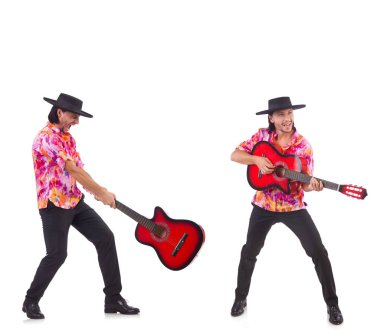 Gitarlı bir sombrero giyen adam.