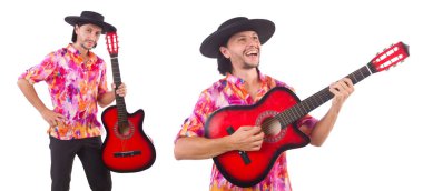 Gitarlı bir sombrero giyen adam.