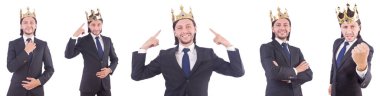 Taçlı bir iş adamı beyazlar içinde.