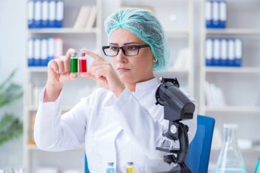 Bir laboratuarda deney yapan kadın bir bilim adamı.