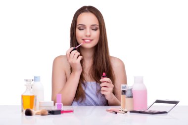 Beyaz tenli, güzel makyajlı genç bir kadın.