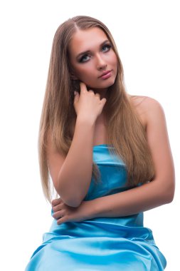 Makyajlı, güzel, genç bir kadın model.