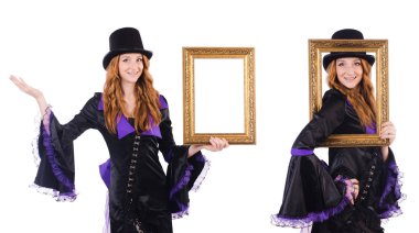 Beyaz çerçeveli bir kadın.