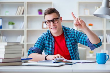 Sınavlara hazırlanan genç kız içeride masa başında ders çalışıyor.