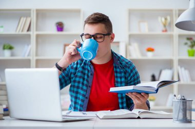 Sınavlara hazırlanan genç kız içeride masa başında ders çalışıyor.