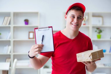 Postacı bir paket teslim ediyor.