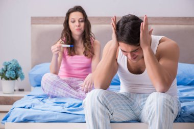 Hamilelik testi sonuçları olan genç bir aile