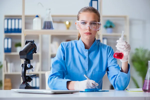 Investigadora científica que realiza un experimento en un labora — Foto de Stock