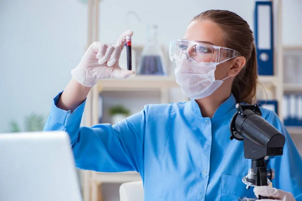 Pesquisadora cientista conduzindo uma experiência em um labora — Fotografia de Stock