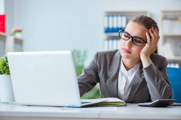 Jeune femme d'affaires comptable travaillant dans le bureau — Photo