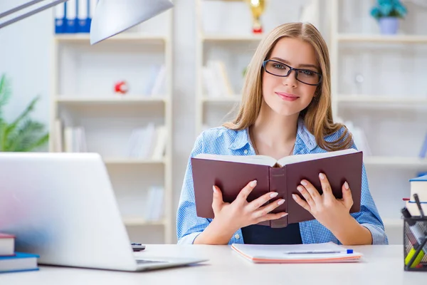 Unga tonåriga kvinnliga student förbereder sig för tentor hemma — Stockfoto