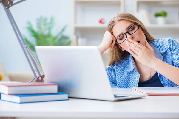 Joven adolescente estudiante preparándose para los exámenes en casa — Foto de Stock