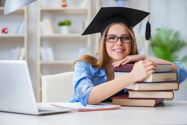 Unga tonåriga kvinnliga student förbereder sig för tentor hemma — Stockfoto