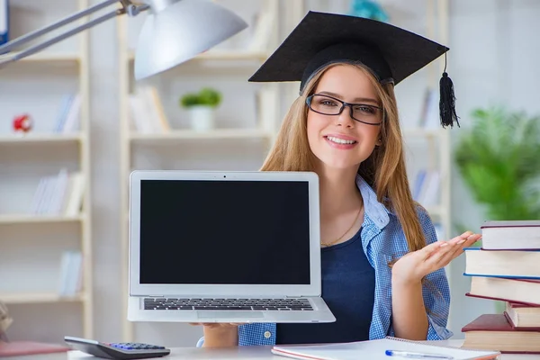 Unga tonåriga kvinnliga student förbereder sig för tentor hemma — Stockfoto