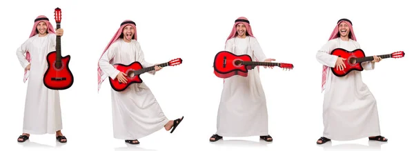 Arabski mężczyzna gra na gitarze na białym tle — Zdjęcie stockowe