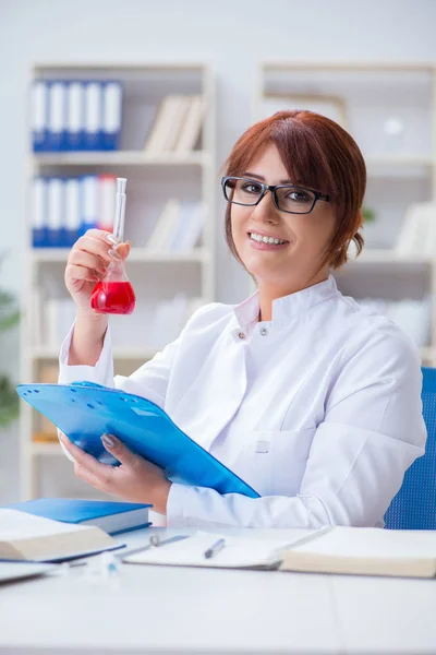 Wissenschaftlerin bei einem Experiment in einem Labor — Stockfoto