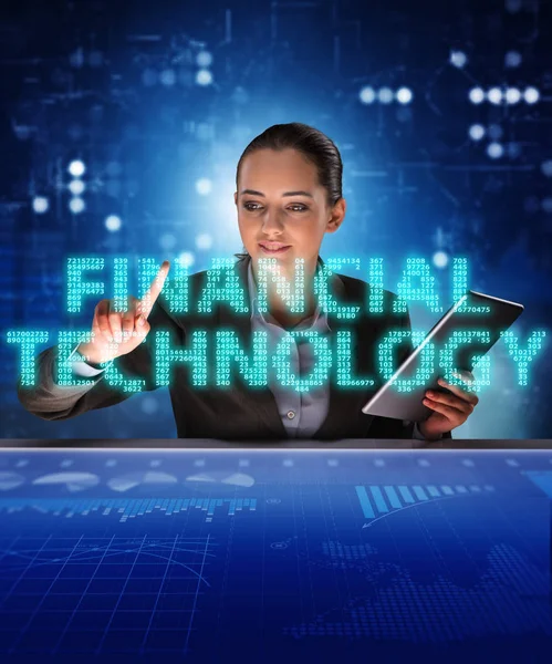 Bizneswoman z tabletu w technologii finansowe fintech praktyczno — Zdjęcie stockowe