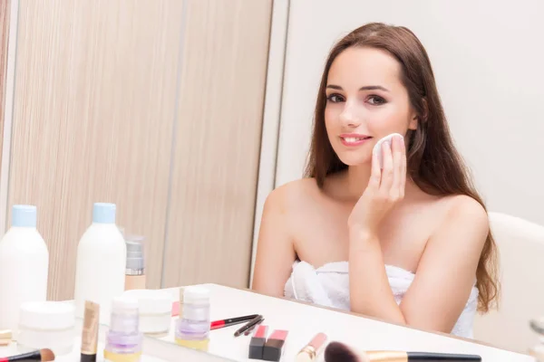 Giovane donna nel concetto di bellezza make-up — Foto Stock