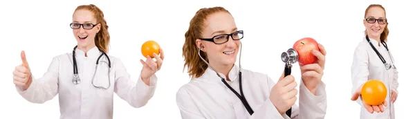 Όμορφη γυναίκα γιατρός με το στηθοσκόπιο και πορτοκαλί που απομονώνονται σε whi — Φωτογραφία Αρχείου