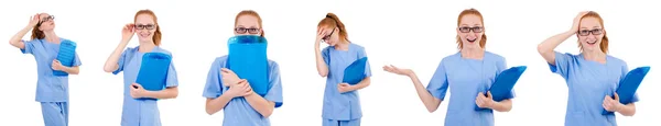 Grazioso dottore in uniforme blu con documenti isolati su bianco — Foto Stock