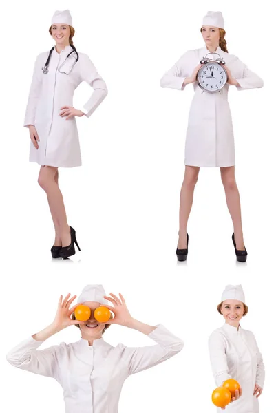 Привлекательная женщина врач со стетоскопом изолированы на белом — стоковое фото