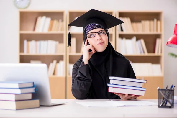 Chica musulmana en hiyab estudiando preparación para los exámenes —  Fotos de Stock