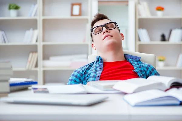 Jovem adolescente se preparando para exames estudando em uma mesa dentro de casa — Fotografia de Stock