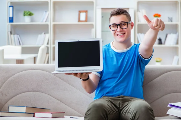 Sınavlara hazırlanan genç öğrenci kanepede ders çalışıyor.