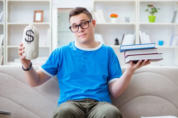 Jovem estudante se preparando para exames estudando em casa em um sofá — Fotografia de Stock