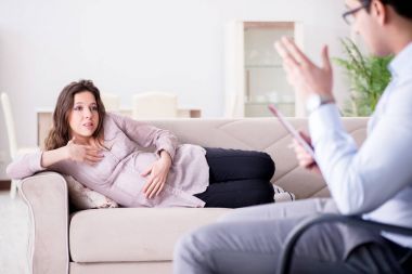 Hamile kadın psikoloğu ziyaret ediyor.