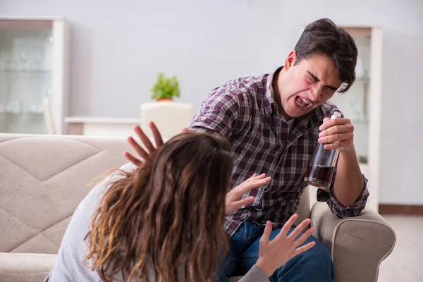 Huiselijk geweld concept in een familieruzie met dronken alcoho — Stockfoto