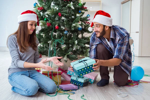 Namorada e namorado abrindo presentes de Natal — Fotografia de Stock