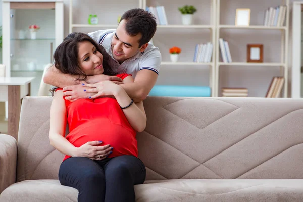 Unga par familj väntar barn — Stockfoto