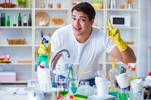 Man wassen diehes op keuken — Stockfoto